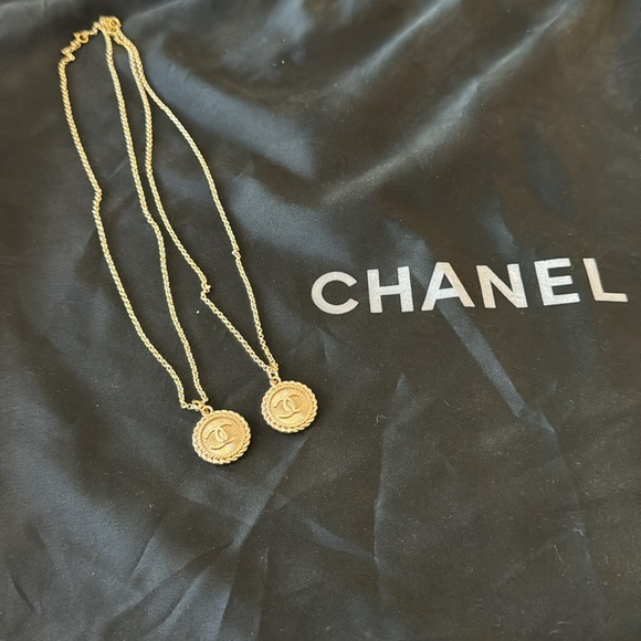 💛Authentic Designer Zipper Pull💛 - Picture 3 of 5